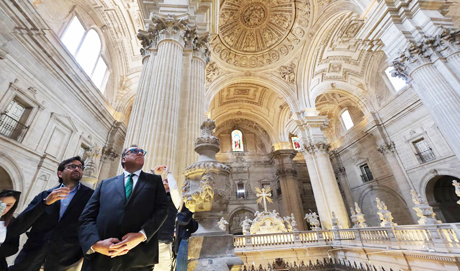 
			      El consejero comprueba el estado de las vidrieras restauradas en la catedral de Jaén.			    
			  